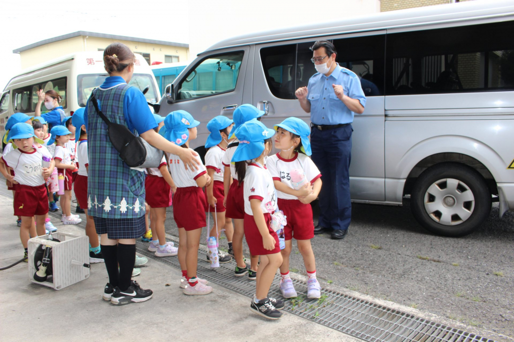七夕飾りを警察署へ 第一鹿屋幼稚園